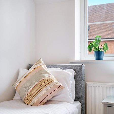 Foxherne 5Bdr 3Ba Serviced House With Parking - Slough By 360Stays Zewnętrze zdjęcie