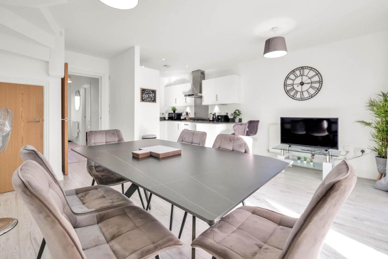 Foxherne 5Bdr 3Ba Serviced House With Parking - Slough By 360Stays Zewnętrze zdjęcie