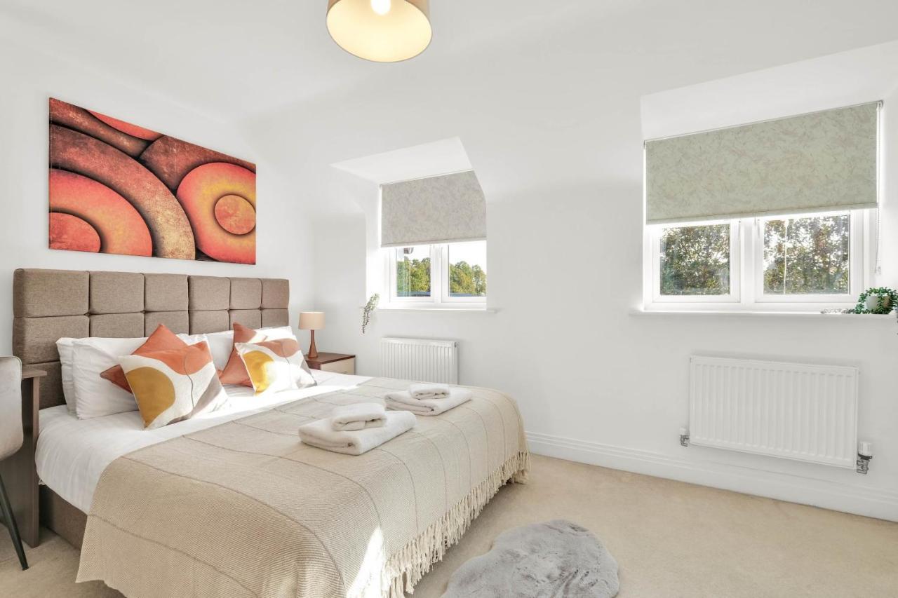 Foxherne 5Bdr 3Ba Serviced House With Parking - Slough By 360Stays Zewnętrze zdjęcie