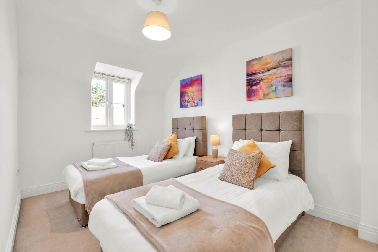 Foxherne 5Bdr 3Ba Serviced House With Parking - Slough By 360Stays Zewnętrze zdjęcie