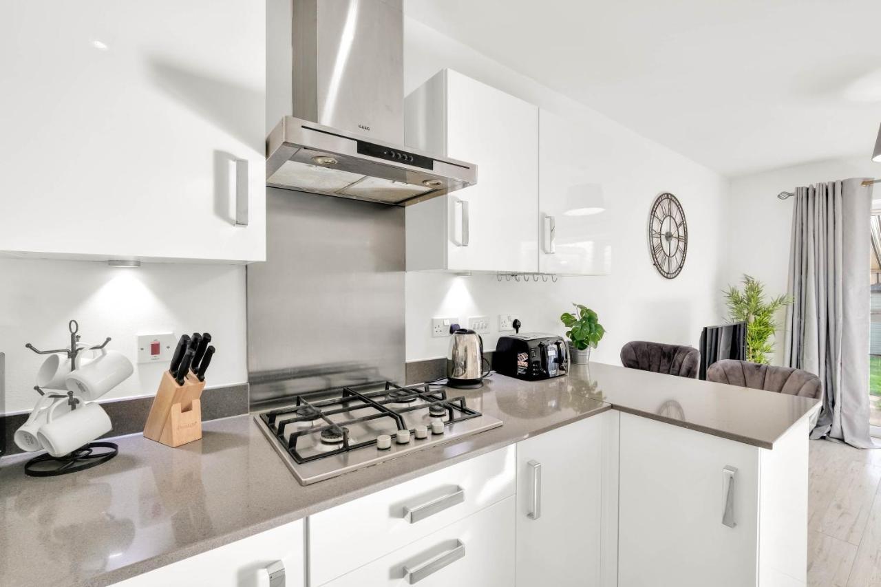 Foxherne 5Bdr 3Ba Serviced House With Parking - Slough By 360Stays Zewnętrze zdjęcie
