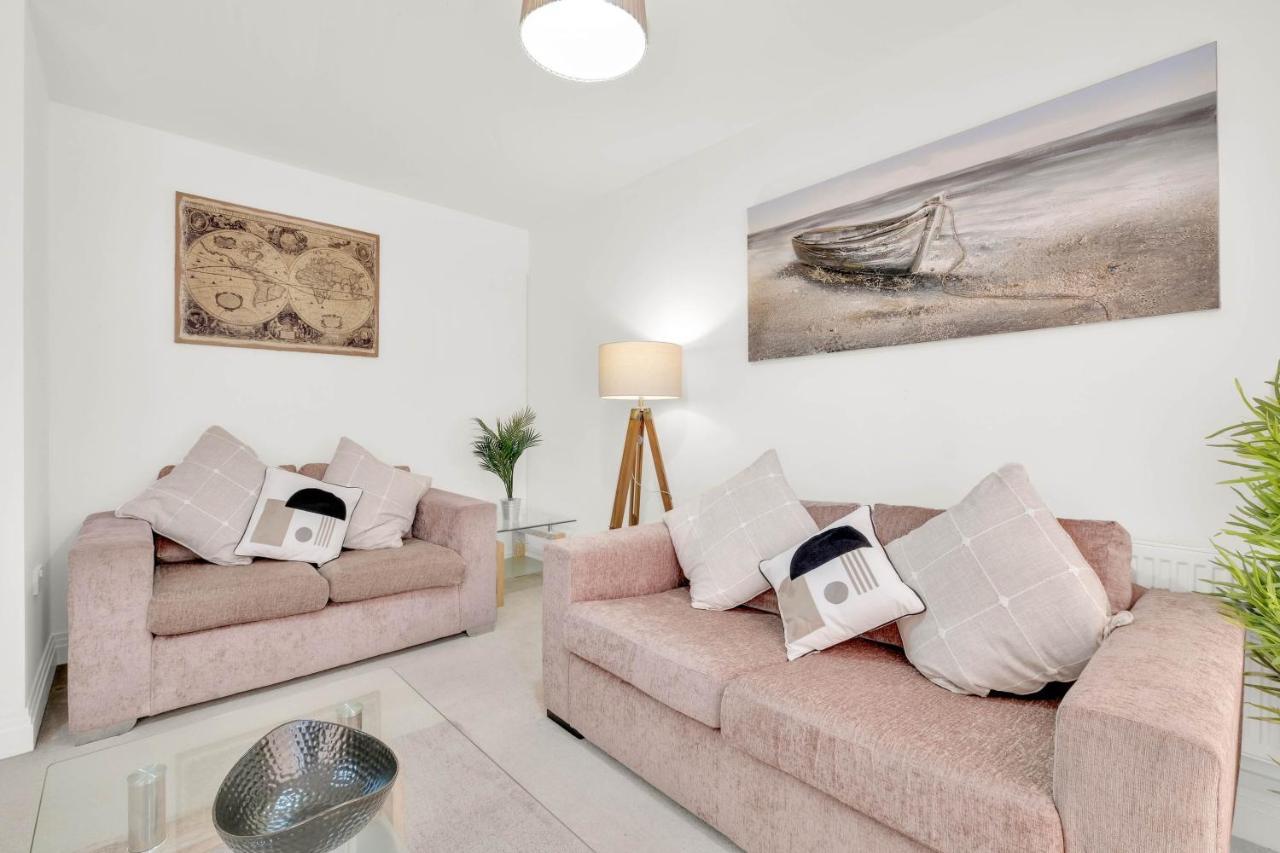 Foxherne 5Bdr 3Ba Serviced House With Parking - Slough By 360Stays Zewnętrze zdjęcie