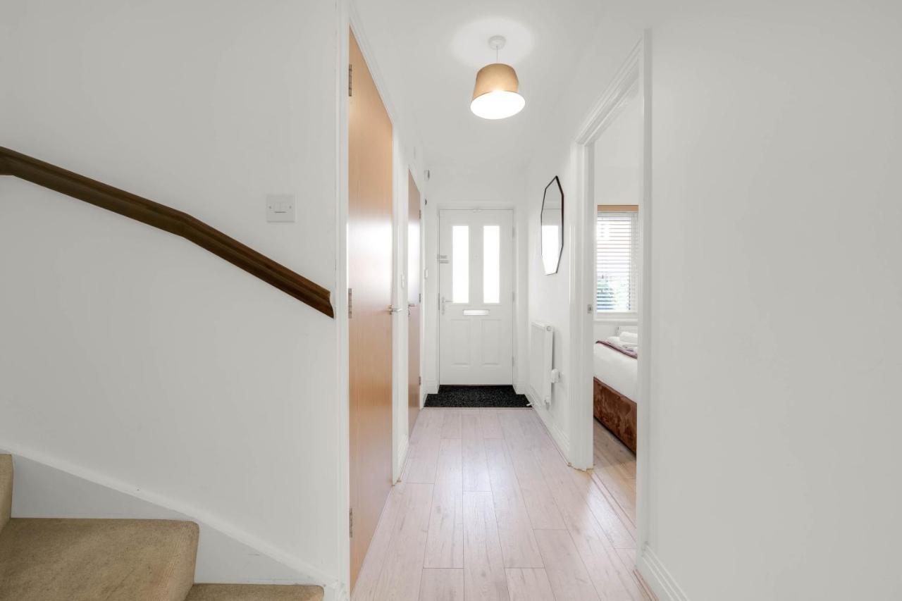 Foxherne 5Bdr 3Ba Serviced House With Parking - Slough By 360Stays Zewnętrze zdjęcie