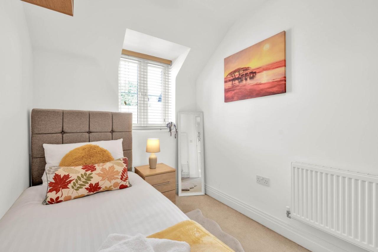 Foxherne 5Bdr 3Ba Serviced House With Parking - Slough By 360Stays Zewnętrze zdjęcie