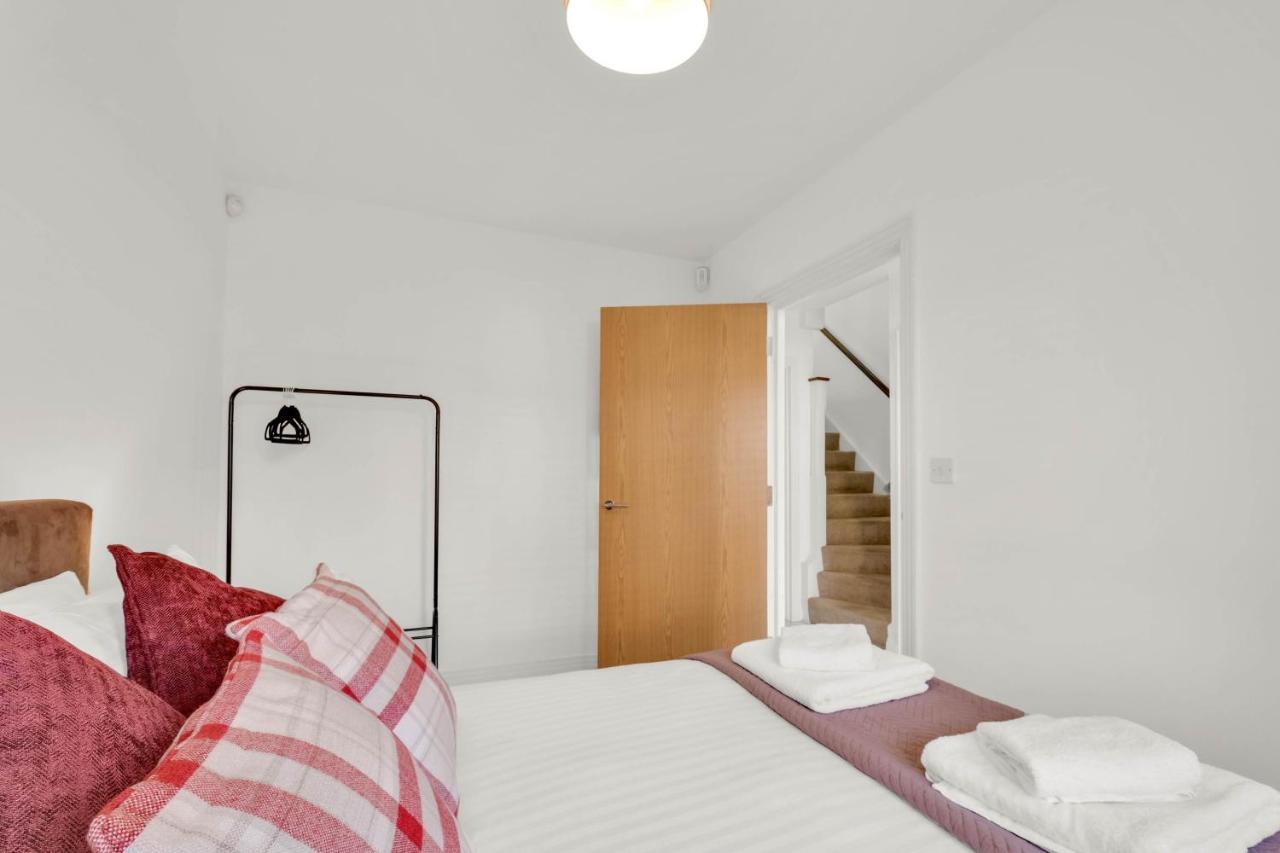Foxherne 5Bdr 3Ba Serviced House With Parking - Slough By 360Stays Zewnętrze zdjęcie