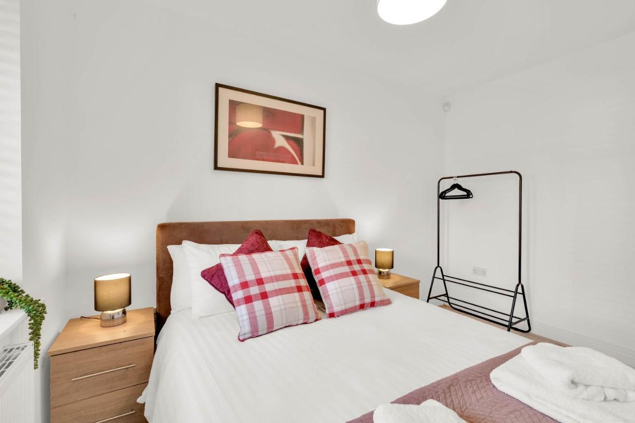 Foxherne 5Bdr 3Ba Serviced House With Parking - Slough By 360Stays Zewnętrze zdjęcie