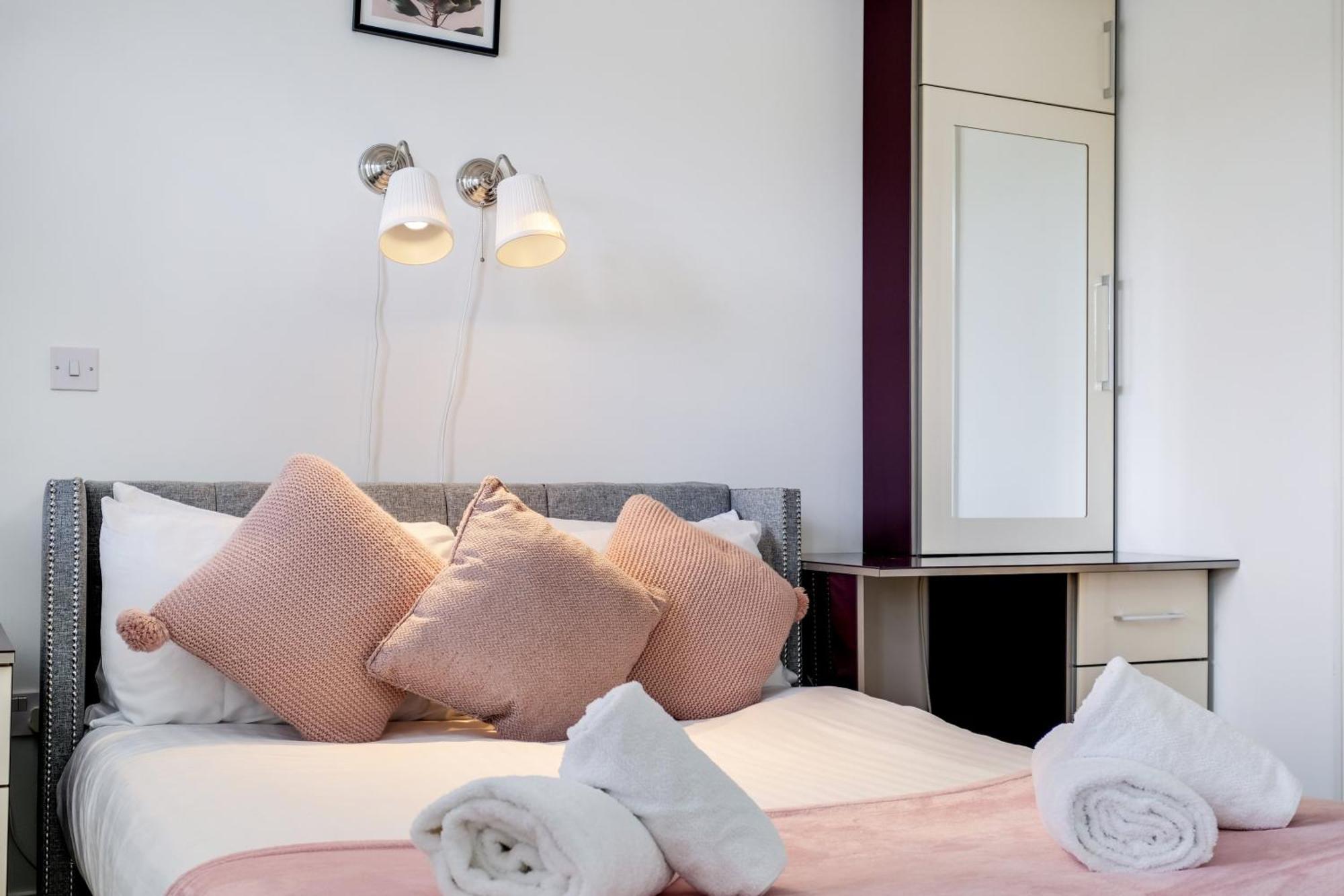 Foxherne 5Bdr 3Ba Serviced House With Parking - Slough By 360Stays Zewnętrze zdjęcie