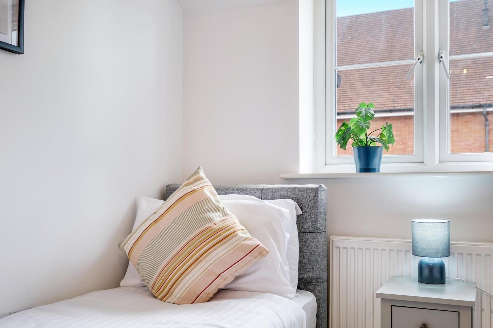 Foxherne 5Bdr 3Ba Serviced House With Parking - Slough By 360Stays Zewnętrze zdjęcie