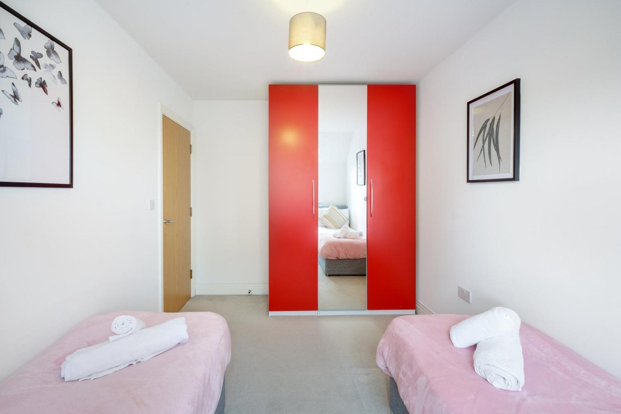 Foxherne 5Bdr 3Ba Serviced House With Parking - Slough By 360Stays Zewnętrze zdjęcie