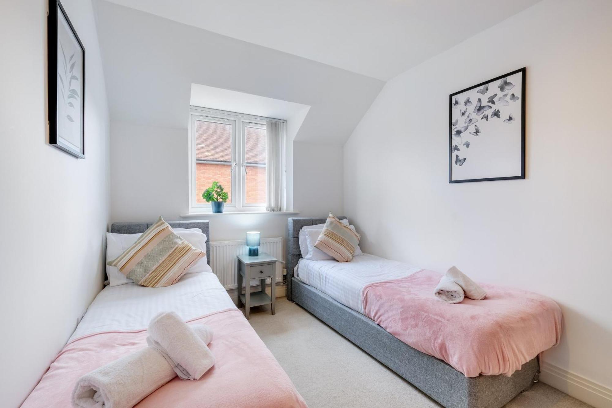 Foxherne 5Bdr 3Ba Serviced House With Parking - Slough By 360Stays Zewnętrze zdjęcie