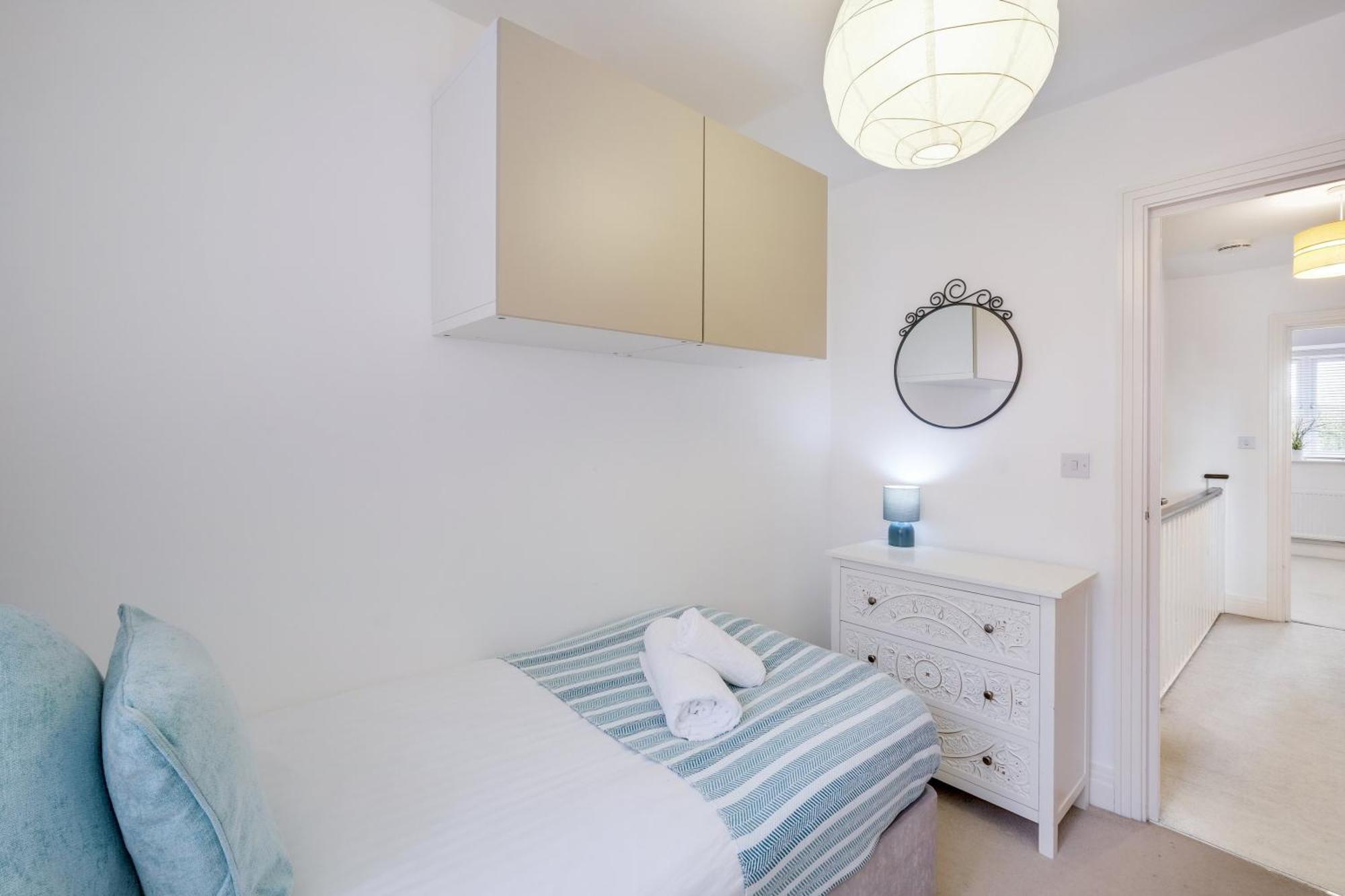 Foxherne 5Bdr 3Ba Serviced House With Parking - Slough By 360Stays Zewnętrze zdjęcie