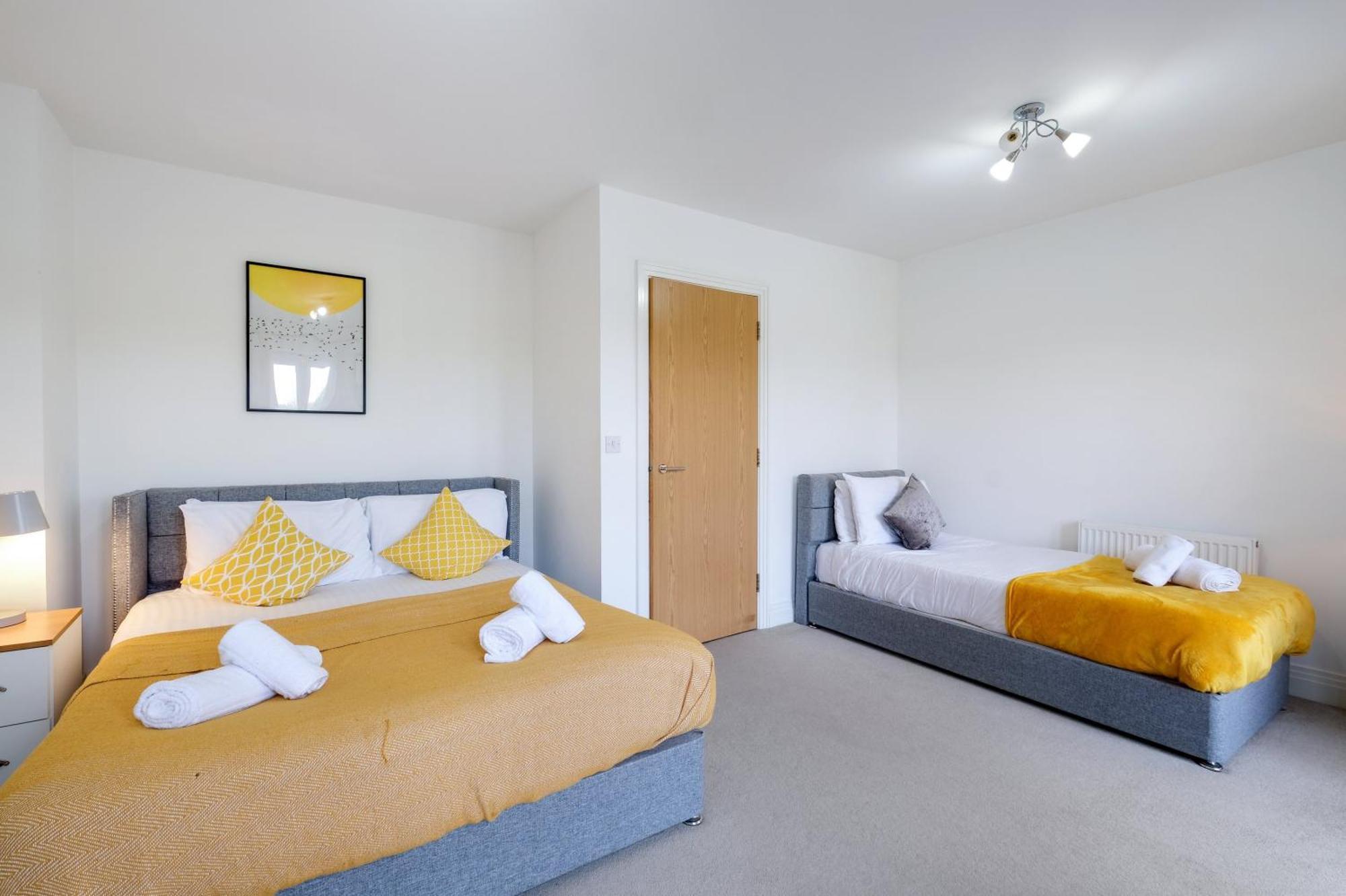 Foxherne 5Bdr 3Ba Serviced House With Parking - Slough By 360Stays Zewnętrze zdjęcie