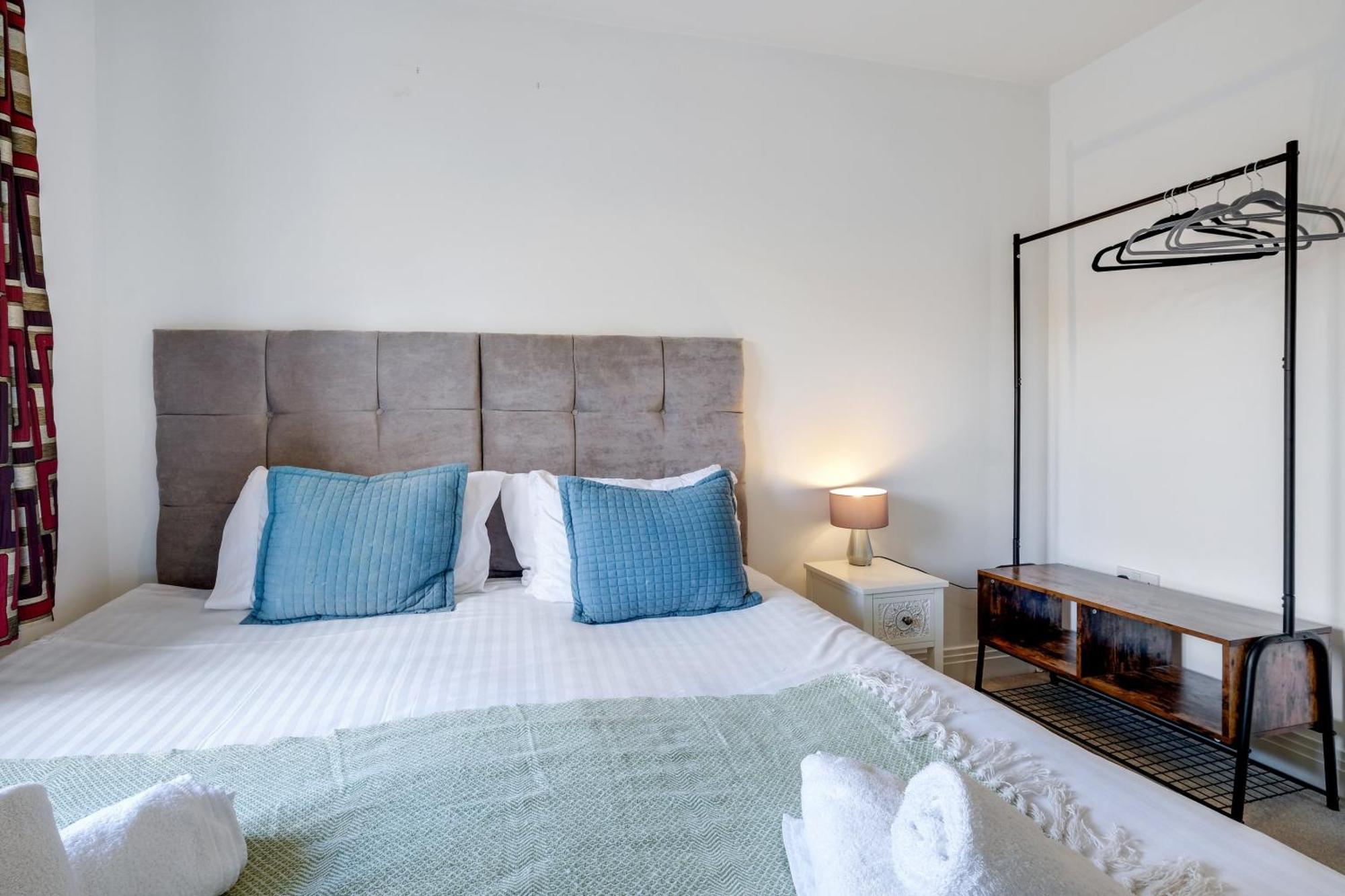 Foxherne 5Bdr 3Ba Serviced House With Parking - Slough By 360Stays Zewnętrze zdjęcie