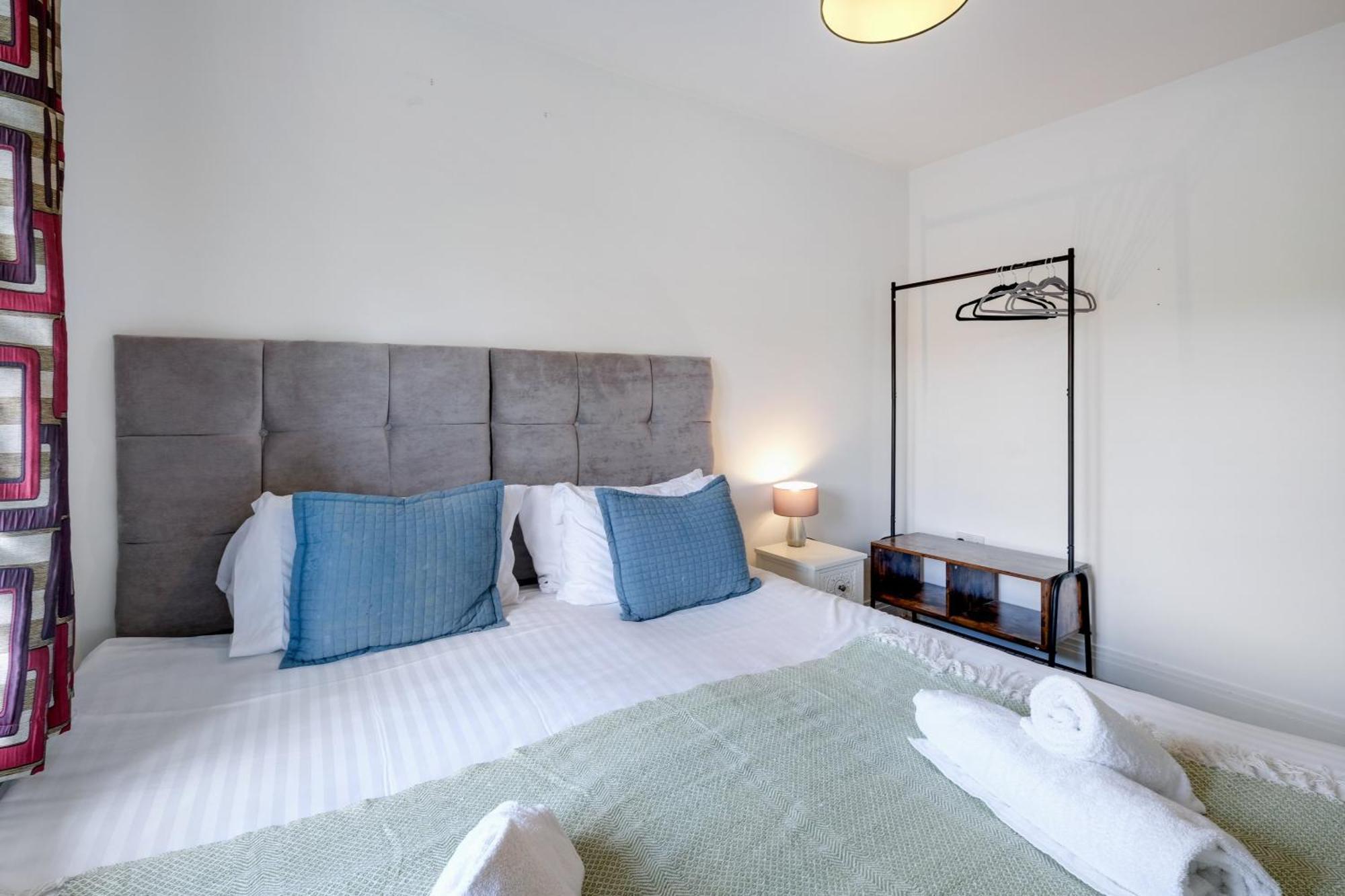 Foxherne 5Bdr 3Ba Serviced House With Parking - Slough By 360Stays Zewnętrze zdjęcie